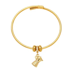 Pulsera abierta bañada en oro de 18k con un colgante de cafetera moka y circonitas blancas