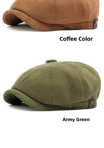 Detalle de gorras newsboy de ante en café y verde militar con botones decorativos