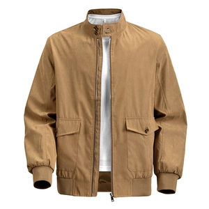 Herrenjacke in Khaki mit Stehkragen und Pattentaschen vor weißem Hintergrund