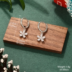 Detailed size chart showing silver flower earring dimensions and weight in centimeters