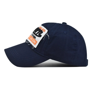 Dunkelblaue Baumwoll-Baseballkappe mit Vintage-Patch und Distressed-Effekt am Schirm