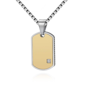 Dettaglio collana in titanio con catena box e pendente dorato con zircone incastonato