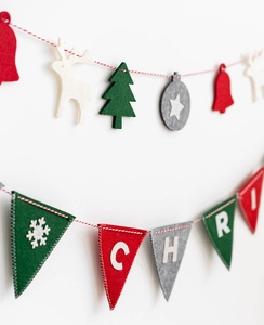 Détail de la banderole de Noël en feutre de laine avec lettres et motifs festifs