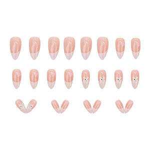 Unghie finte a mandorla con graziosi motivi a orsetto e design French tip con cuori rosa