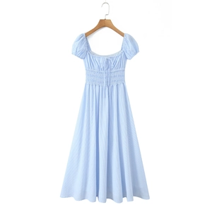 Detalle de vestido a rayas azul claro con mangas abullonadas y corpiño fruncido en percha