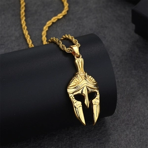 Detailaufnahme des goldenen Spartan-Helm-Anhängers an einer Kordelkette mit Display