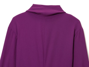 Détail de la robe mini violet foncé à col montant montrant la texture du crêpe