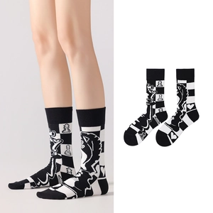 Asymmetrische Schach-Socken aus Baumwollmix in Schwarz und Weiß mit Schachbrett-Motiven