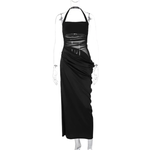 Détail de robe longue dos nu noire avec empiècement en résille à la taille et plis