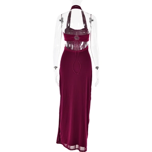 Détail d'une robe longue dos nu bordeaux avec lien à la taille sur mannequin invisible