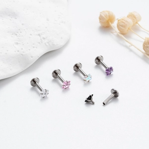 Labret-Stecker aus Chirurgenstahl mit bunten quadratischen Zirkonia-Steinen in Sternform