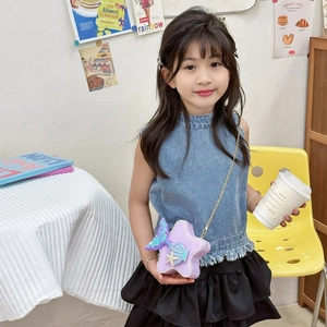 Fillette avec sac à bandoulière violet en forme d'étoile avec queue de sirène et perles