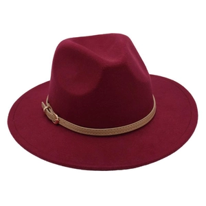 Détail du chapeau fedora en laine bordeaux avec ruban en cuir fin et boucle dorée