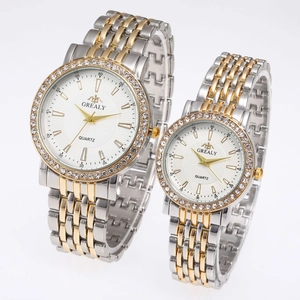 Montres de couple élégantes bicolores or et argent avec lunette en cristal et bracelet acier