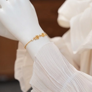 Bracelet élégant plaqué or 18 carats avec breloques roses et cristaux de zircon brillants