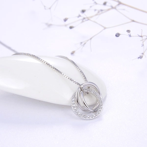 Nahaufnahme der S925 Silber-Halskette mit drei Ringen und funkelndem Besatz auf Box-Kette