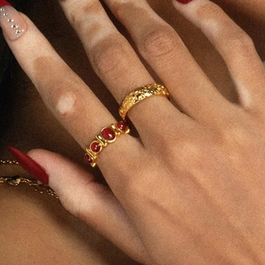 Ensemble de bagues vintage en acier inoxydable doré 18K avec pierres rouges au doigt