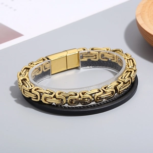 Detailaufnahme: Herren-Doppelarmband aus Goldkette und schwarzem Leder mit Magnetverschluss