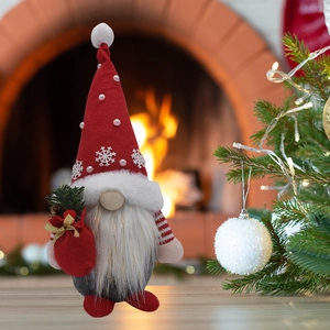 Détail d'un gnome de Noël avec barbe en fausse fourrure dans un cadre festif chaleureux
