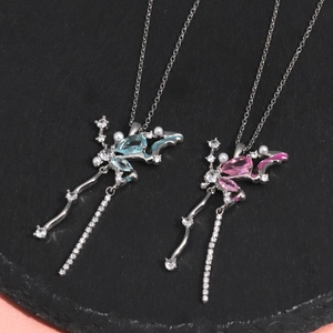 Détails des pendentifs papillon avec pierres de zircon bleues et roses et perles