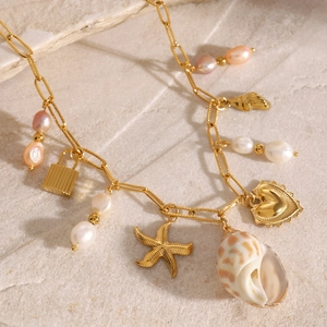Collana a catena a graffetta dorata con ciondoli a cuore, stella marina e perle barocche