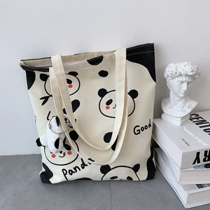 Detailansicht der Panda-Leinentasche mit süßem Anhänger und grafischem Panda-Druck