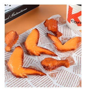 Vista dettagliata di cinque modelli realistici in PVC di ali e cosce di pollo arrosto