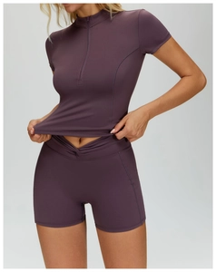 Dettaglio della vita alta a forma di V di questi pantaloncini da yoga color prugna