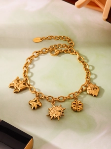Détail du bracelet en acier inoxydable plaqué or 18 carats avec logo MIDCIO