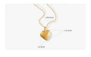 Détail du pendentif médaillon cœur avec relief vintage et dimensions de la chaîne