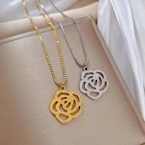 Colliers minimalistes en acier titane avec pendentifs rose en or et argent sur tissu