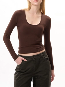 T-shirt femme marron foncé à manches longues avec col en U profond et coupe ajustée
