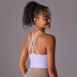 Détail du dos croisé à doubles bretelles sur une brassière de sport de yoga mauve