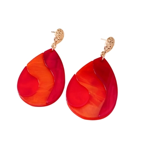 Boucles d'oreilles rétro en résine rouge et orange avec crochets en métal doré martelé