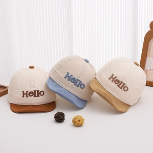 Trois casquettes enfant en coton avec broderie Hello en marron, bleu et beige clair