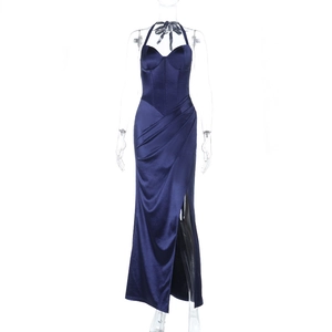 Dettaglio del vestito halter in raso blu navy con vita a pieghe e spacco laterale alto