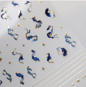 Vue détaillée des autocollants 5D pour ongles avec marbre bleu et accents de feuille d'or