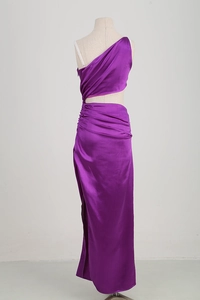 Détail d'une robe en satin violet avec découpe asymétrique et fente latérale haute