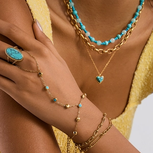 Böhmisches Türkis und Gold Edelstahl Ring-Armband-Kette an einer Hand getragen