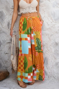 Détail d'un pantalon large bohème avec imprimé floral coloré et cordon de serrage