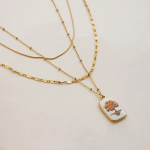 Collier multicouche en acier inoxydable plaqué or 18k avec pendentif arbre gravé