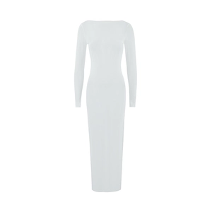 Détail de la robe blanche à manches longues en maille avec coupe moulante et longueur cheville