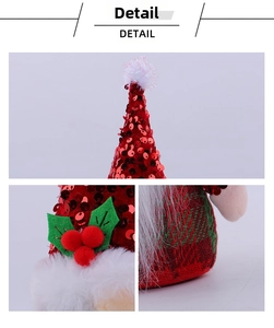 Détail d'un gnome de Noël avec chapeau à paillettes rouges, houx et corps en tissu à carreaux