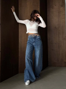 Amerikanische Retro-Jeans mit weitem Bein, niedriger Taille und Kreuzriemendetail am Bund