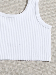 Gros plan d'un débardeur de sport blanc en maille côtelée sans couture respirant