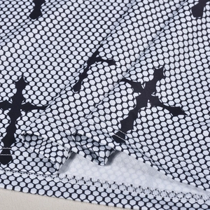 Détail macro de la maille alvéolée avec imprimé croix gothique et finition ourlet plat