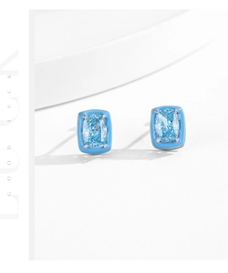 Vue détaillée de boucles d'oreilles carrées en émail bleu avec pierres bleu clair