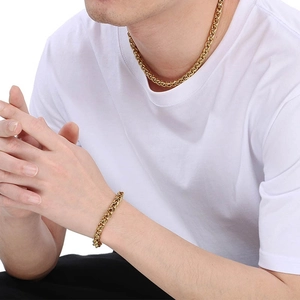 Model trägt 18K vergoldetes Edelstahl-Halsketten- und Armbandset mit quadratischem Tag