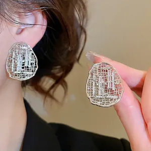 Boucles d'oreilles ovales évidées argentées avec zircons et éclat métallique élégant
