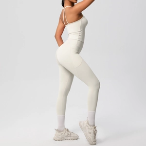 Détail de l'ensemble de yoga blanc avec haut à bretelles croisées et legging taille haute